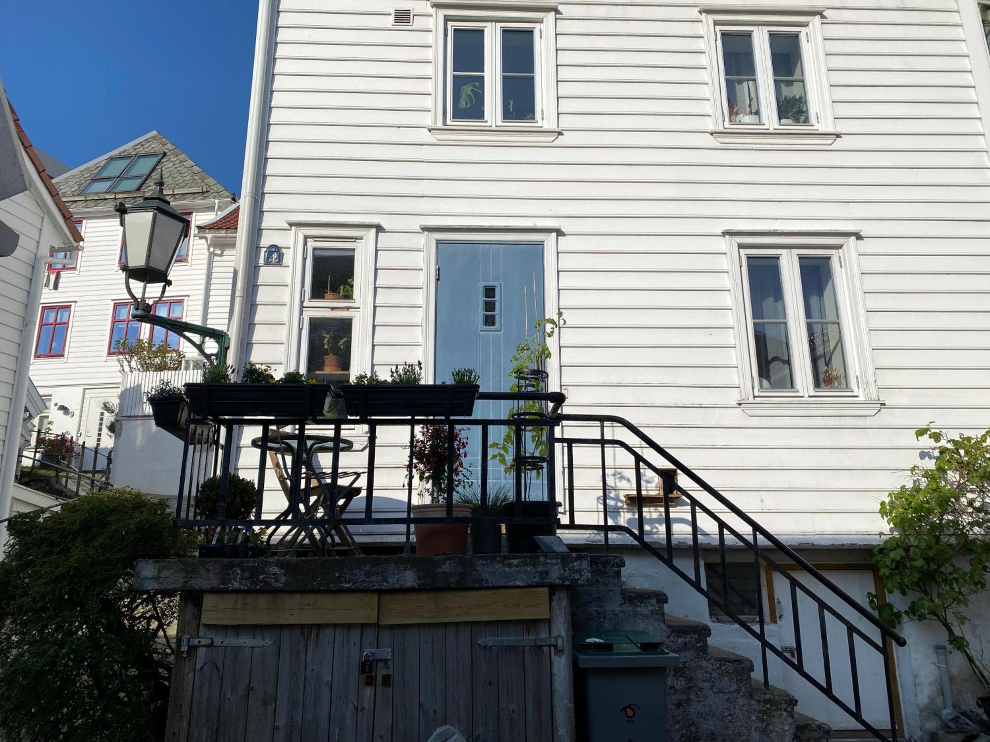 Entire Renovated Apartment From 1780 With Kitchen, Bath, Bedroom, And Living Room In Skuteviken Bergen Exterior foto